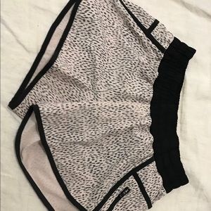 Lululemon Tracker Shorts 6 Dottie Dash EUC!